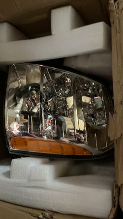 Cadillac Escalade 2009 driver side headlight