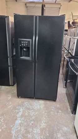 Refrigerator ge side by side in color black Good Condition and 40 days warranty Delevery
