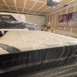 DreamCloud Classic Hybrid Mattress, Queen, Like New, Perfect Condition