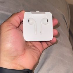 Apple EarPods With Lightning Connector 