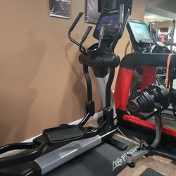 🏃Life Fitness SE3 HD Touch Screen Elliptical. 🏃