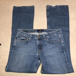 Levi’s 518 Superlow Size 9 Long Jeans WAIST: 31” INSEAM: 32” RISE: 9”