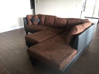 BRAND NEW SECTIONAL SOFA WITH OTTOMAN