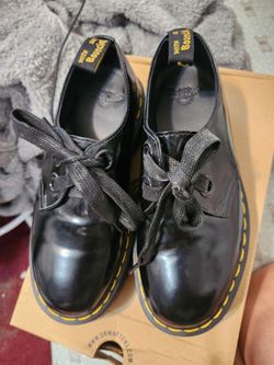 Dr. Martens Womens HollyOxford
Size 7