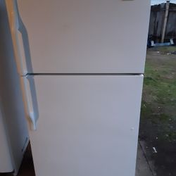 MAGIC  CHEF REFRIGERATOR 