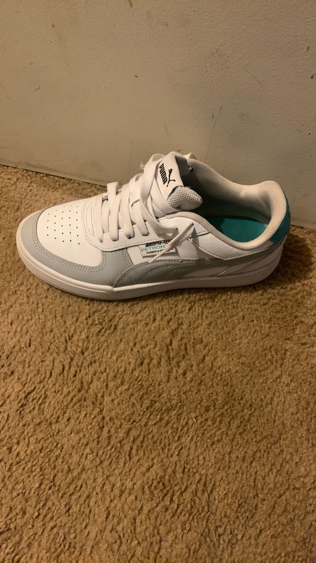 Puma White & Gray Sneakers – Size [7.5] – Great Condition
