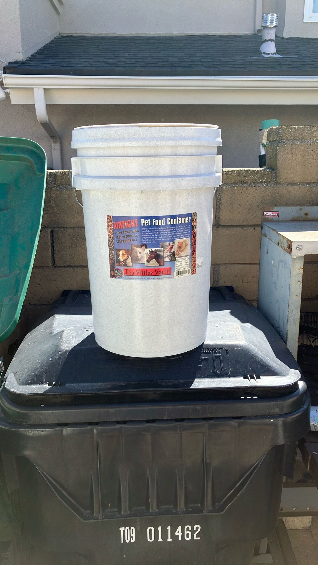 Dog Food Storage Container. (Vittles Vault)