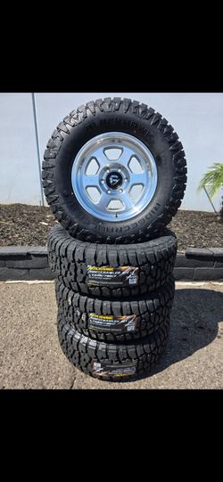 17" FUEL rims w/ 33" Ridgecrawler RT tires
