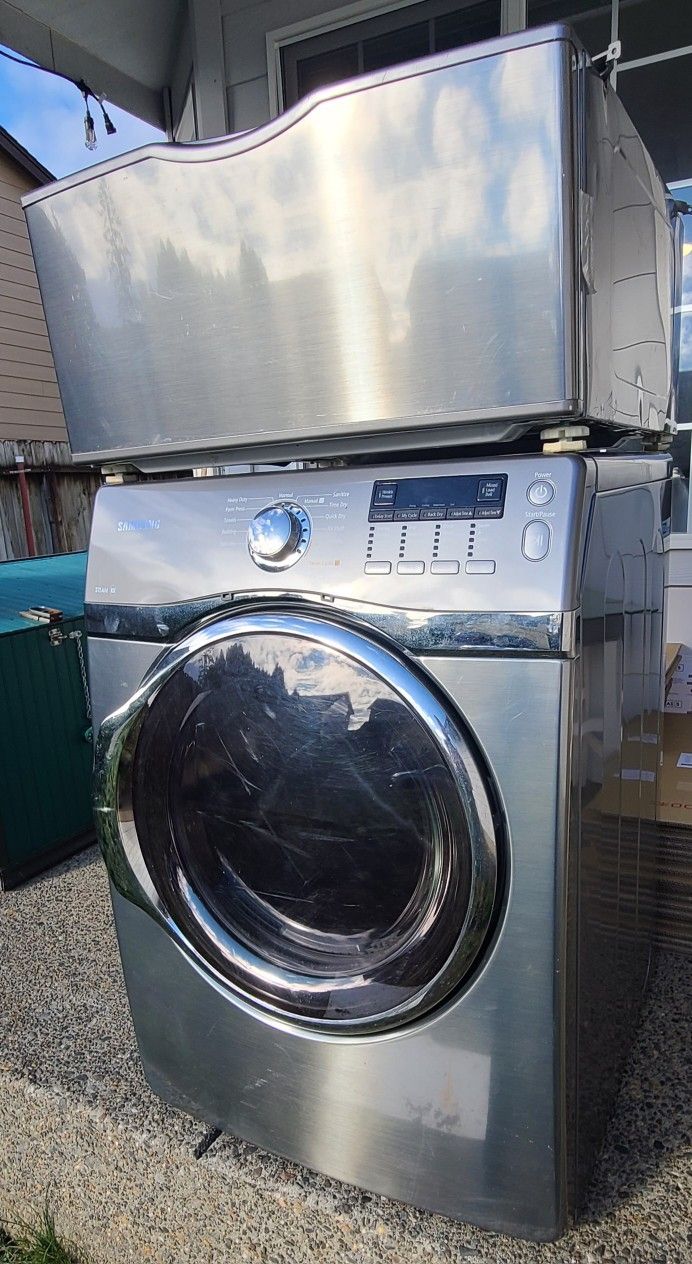 Free Electric Dryer w/pedestal
