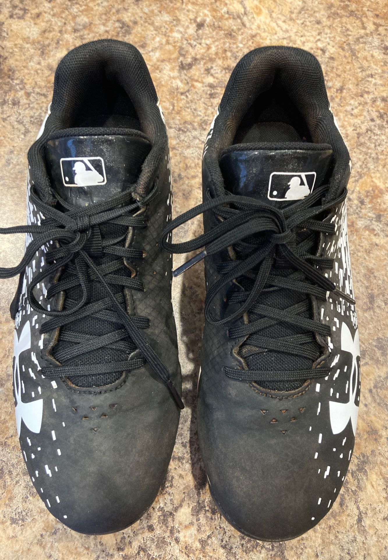 Youth baseball cleats size 4.5Y