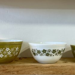 1972 Vintage Pyrex 400 Series Spring Blossom Green/ Crazy Daisy Nesting Bowls (Complete Set of 3)