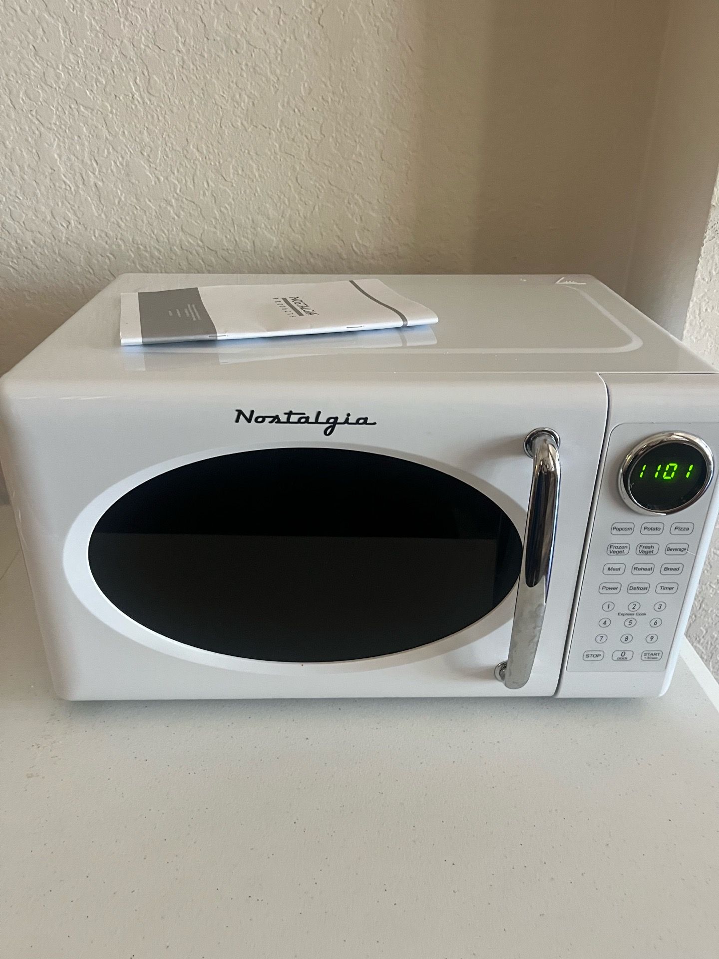 Really cute retro white microwave perfect for dorm room