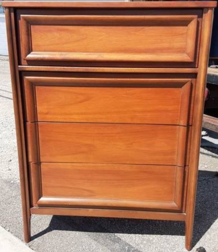 Vintage Mid-Century Modern Dresser / Chest of Drawers