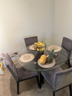Dinning Table / New Condition