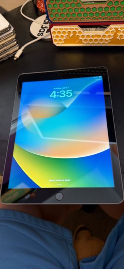 iPad 5th gen - 32gb - WiFi