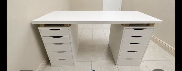 Nail tech table