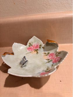 Small dish vintage with a standing butterfly