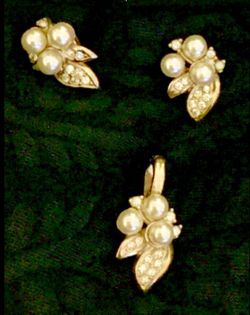 Elegant pearl enhancer and matching pierced earrings