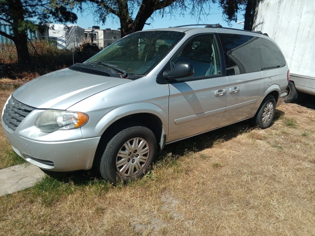 2004 Chrysler Town & Country