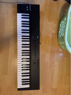 Komplete Kontrol A61 with carrying case and cable