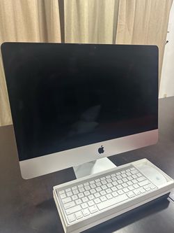 Apple computer with original keyboard and mouse