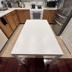 White Table With White Chairs 