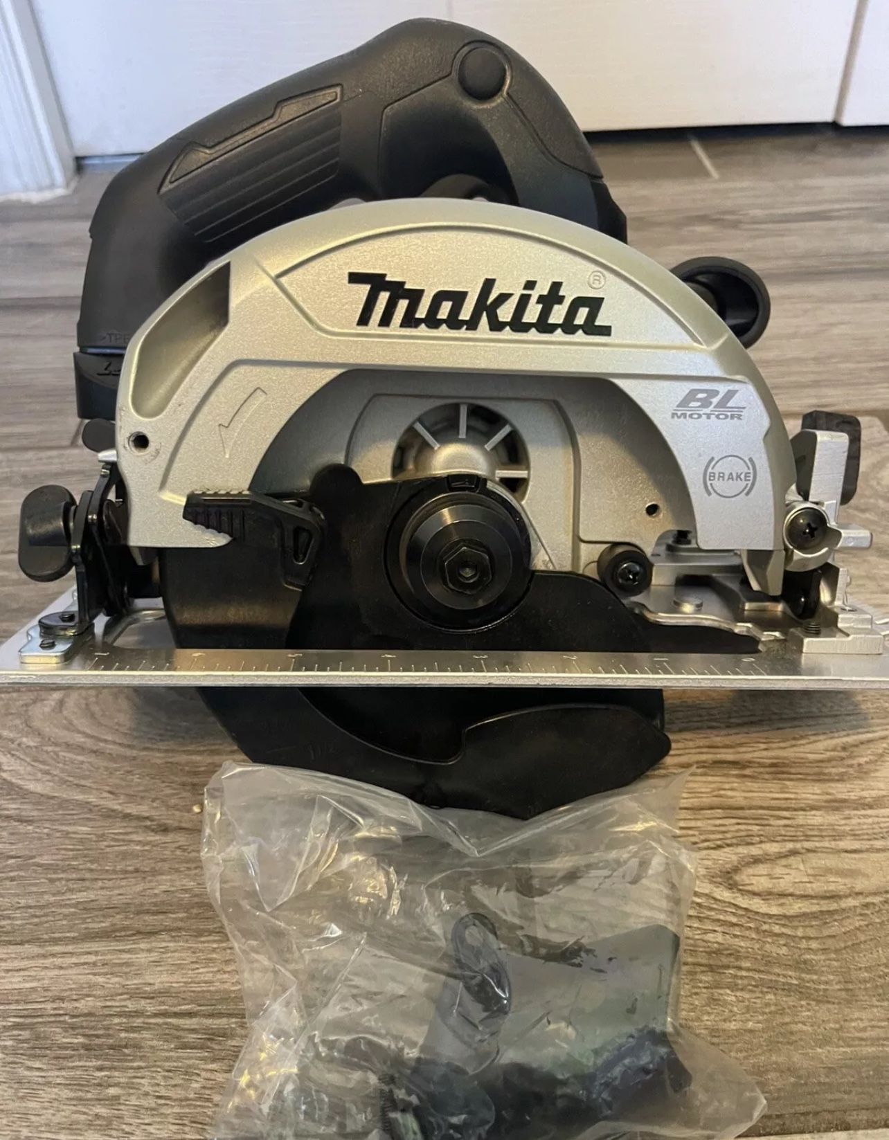 Makita XSH04ZB 18V LXT Sub-Compact 6-1/2” Circular Saw (Tool Only) RECONDITIONED