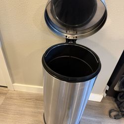 Kitchen Lot & Trash Can