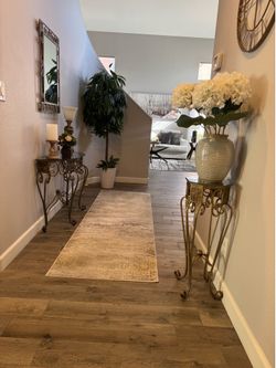 Accent table, pedestal, mirror set