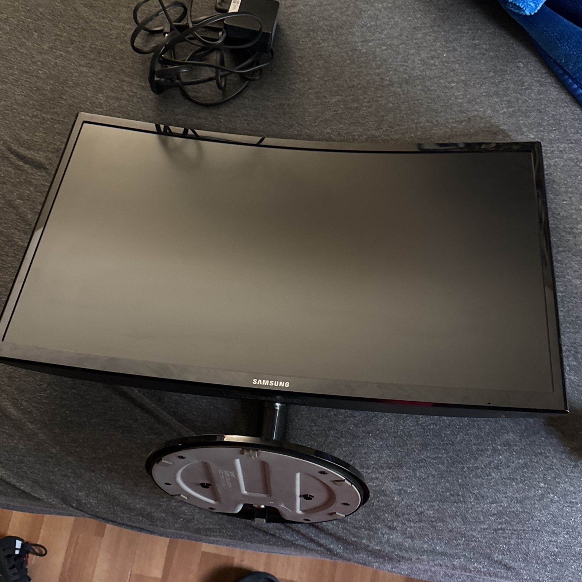 Samsung Curved Monitor 24”