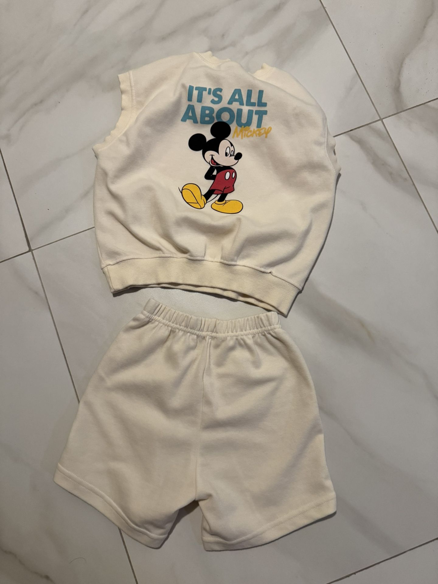 Mickey and Friends short-sleeved set.