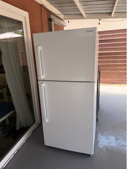 Insignia fridge, white, full size