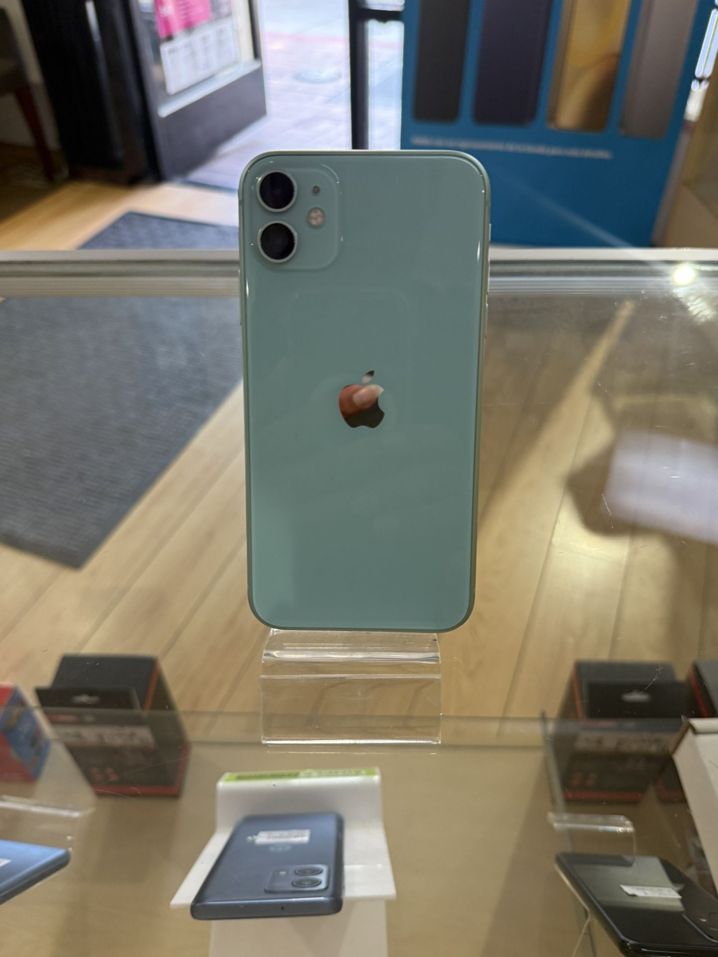 I Phone 11/ 256 GB factory unlocked for any carrier / 256GB liberado para cualquier compañía