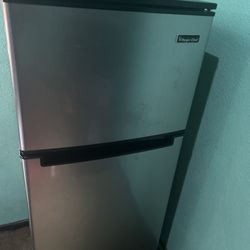 Magic Chef Compact Refrigerator 