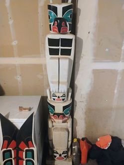 Totem pole with wings and 2 fish and the mask
