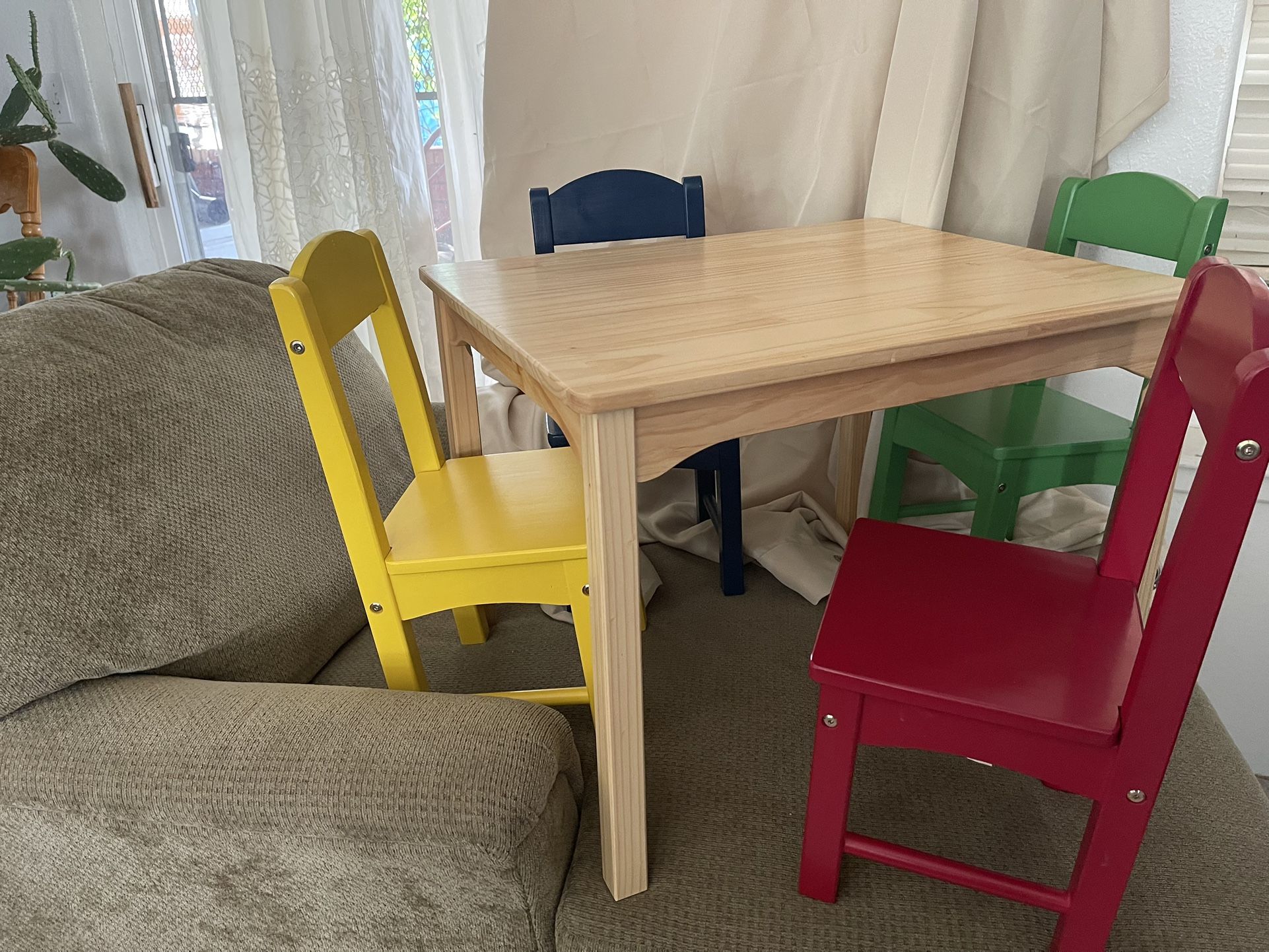 Little Kids Super Cute Table 4 Chairs 