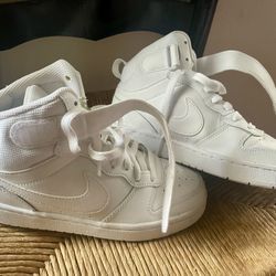 Size 5 Nikes Excellent Condition 🤍
