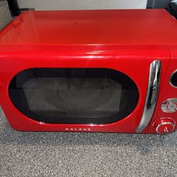 Galanz Retro Red Microwave 0.7 Cu Ft