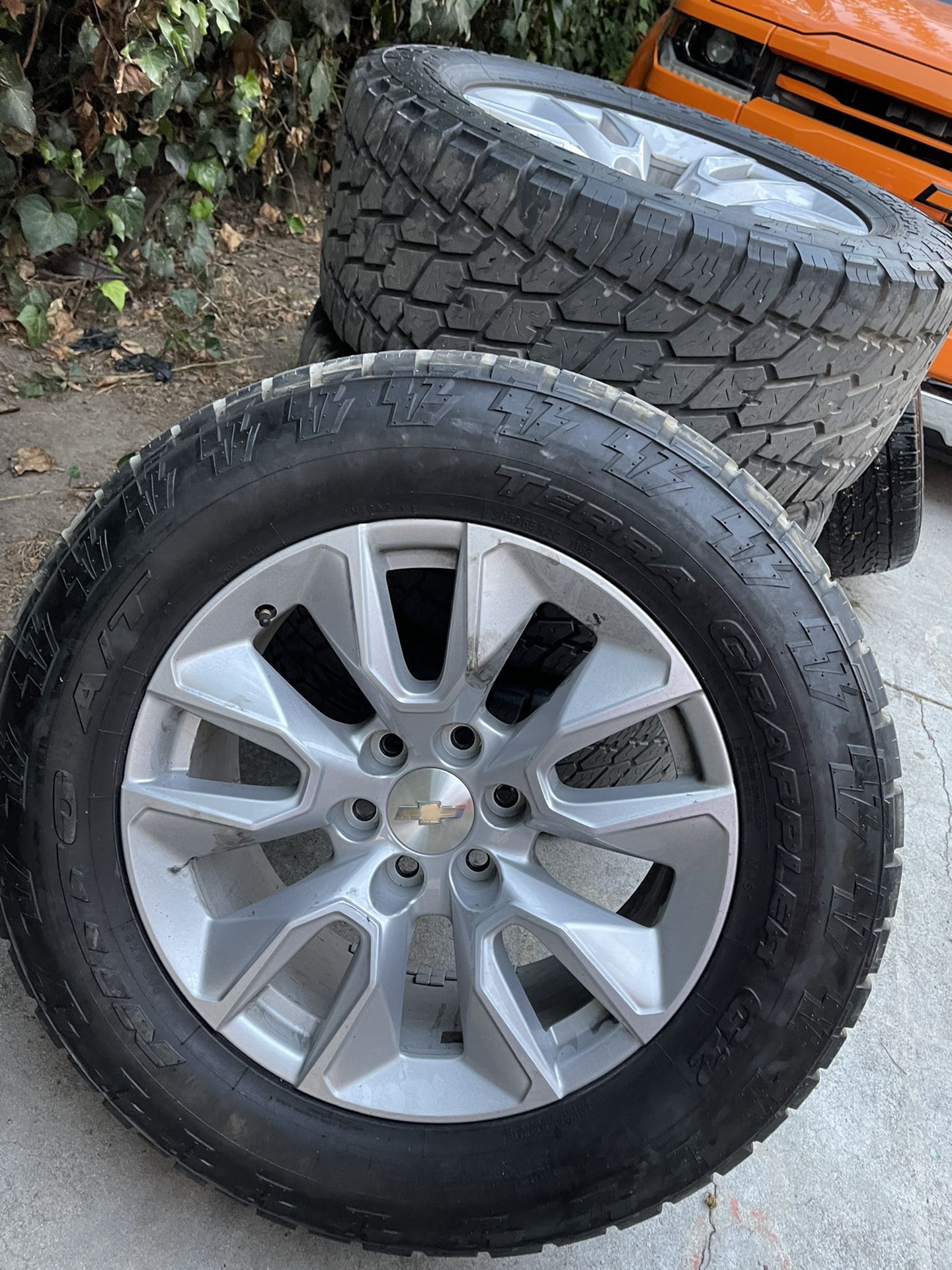 20 Inch Silverado Stocks Rims 305/55/20 Tires Nitto