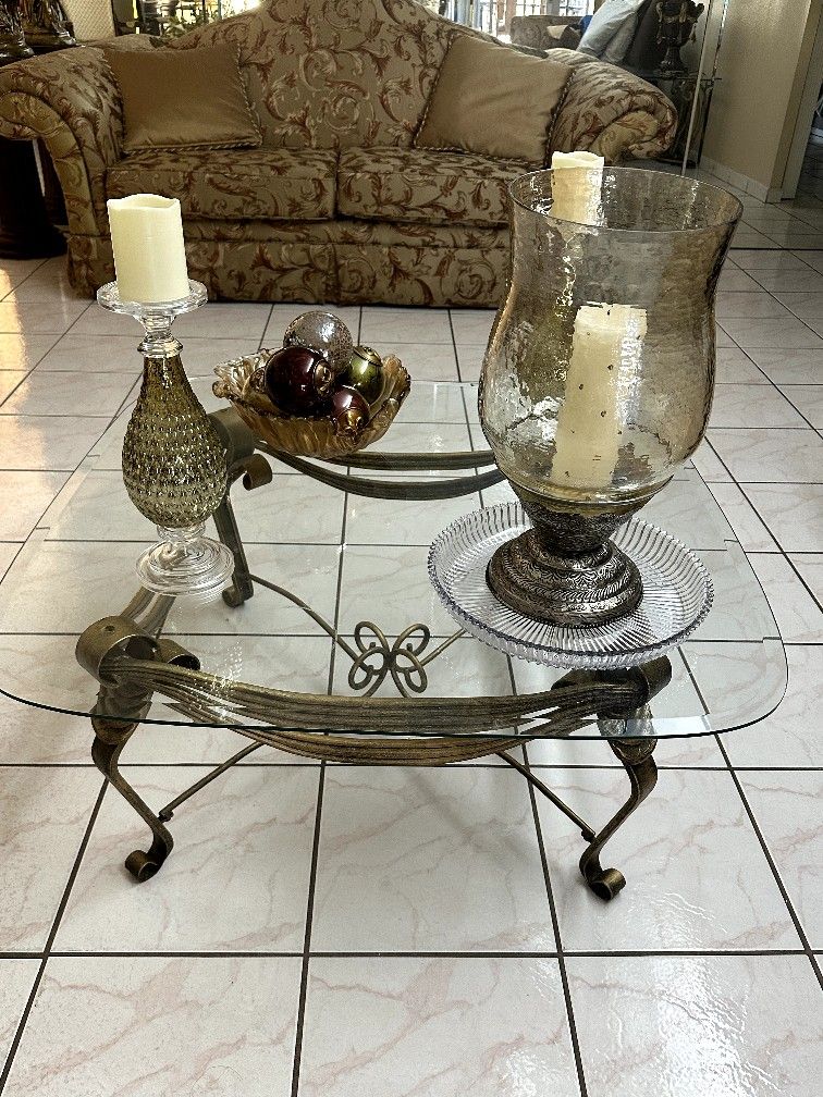 Coffee Table W Accessories