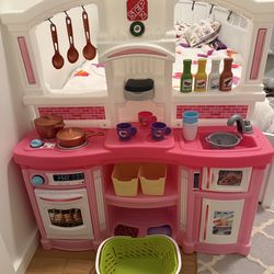 🍳 Step2 Play Kitchen – Excellent Condition!