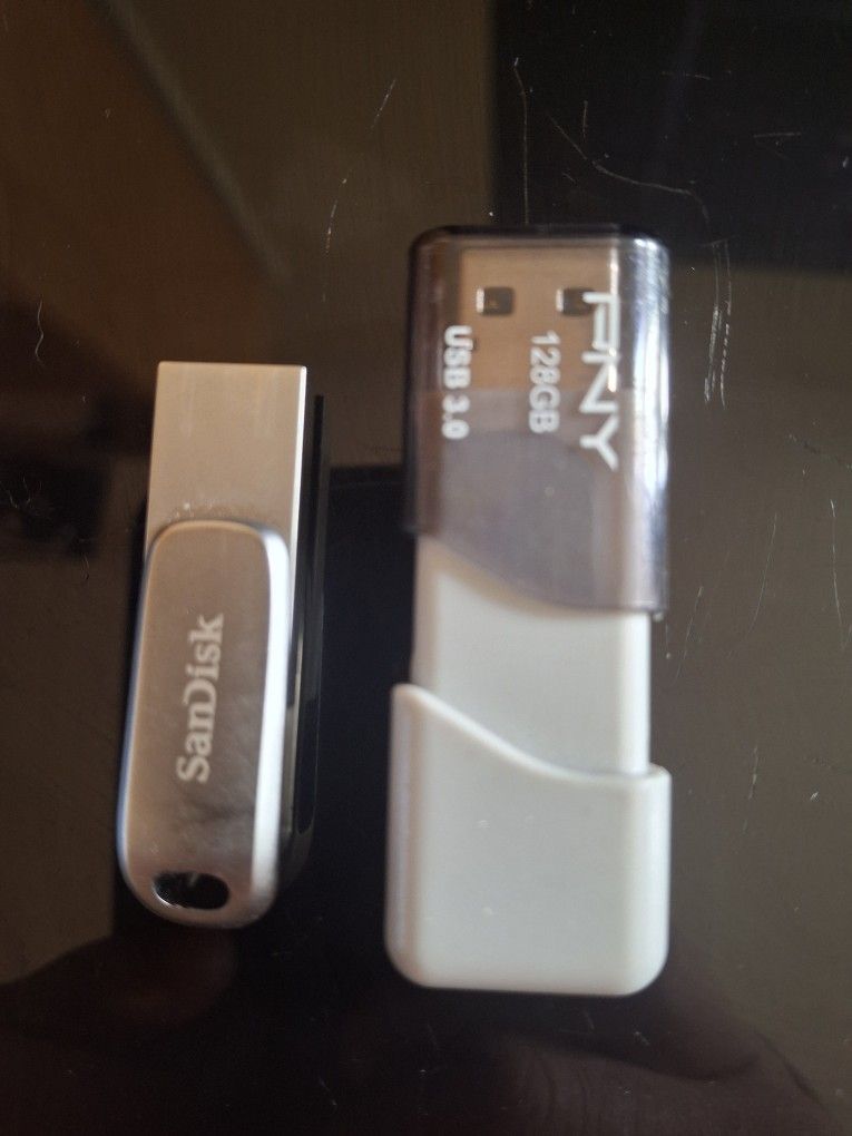 SanDisk 64 GB USB to USB C + PNY 128 GB USB 3.0