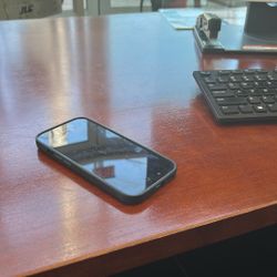 iPhone 15 Cracked Back Screen  Fully Functional Verizon Need To Be Unlocked 