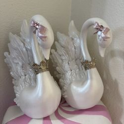 CUPCAKES & CASHMERE SWANS 