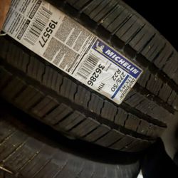 4 New MichelínDefender 275/50 R22