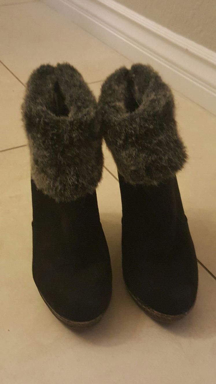 Black ankle boots with fur