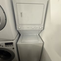 Ge Stackable Washer and Dryer Laundry “27 ( Lavadora y Secadora )