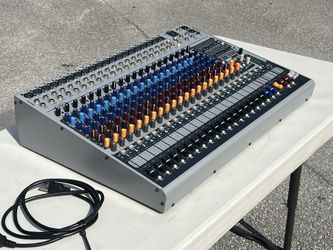 Peavy XR 1220 20-Channel 1200W Power Mixer . Music Mixer 