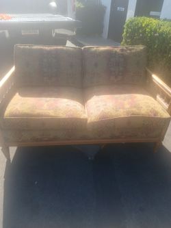 Beautiful love Seat carvef eood fram
