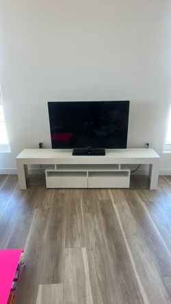 TV & ENTERTAINMENT CENTER